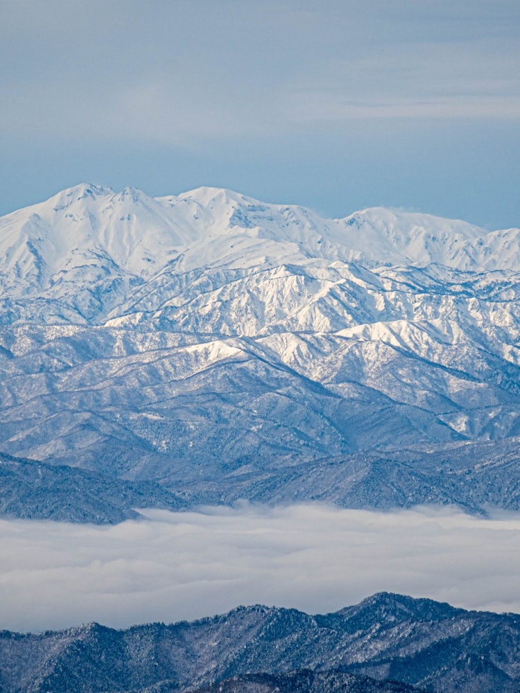 [相片1]它是日本三大神山之一的白山的雪景。 天气很好，我可以从远处欣赏白山的美丽外观。