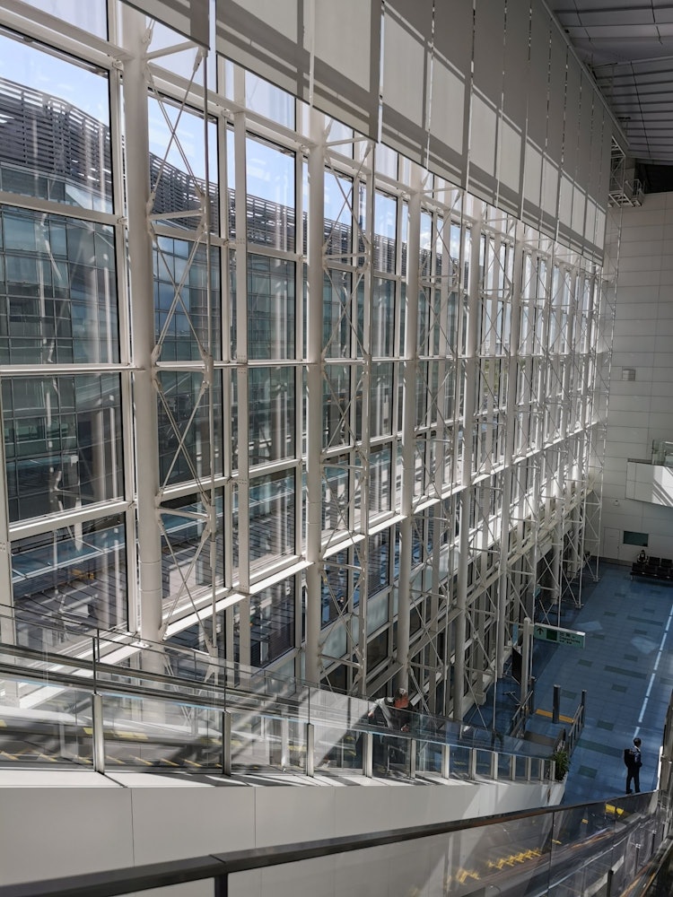 [画像1]羽田空港第3ターミナルの窓建築美を感じてエスカレーターを降りるときについ撮影してしまいました📷