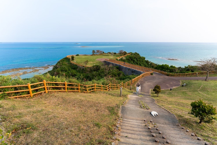 [相片1]知念岬公园位于冲绳本岛南部的南条市。它位于世界遗产“西场宇泷”附近。您可以看到太平洋，并看到大约250度的大海。在阳光明媚的日子里，你可以看到五颜六色的钴蓝色大海，但不幸的是，这一天是小云。