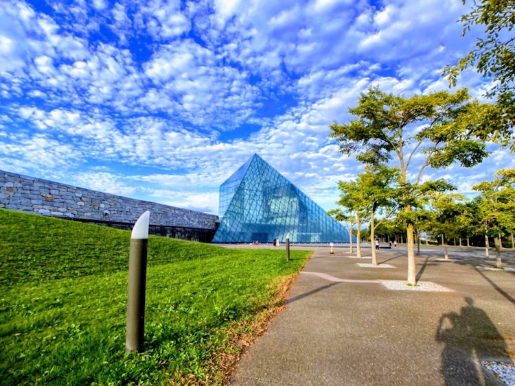 [画像1]北海道札幌市のモエレ沼公園にあるガラスのピラミッドです！ 青空と緑がガラスを際立たせていると感じ、写真に収めました！