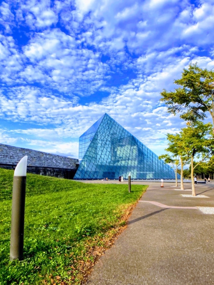 [Image1]It is a glass pyramid in Moerenuma Park in Sapporo, Hokkaido! I felt that the blue sky and green mad