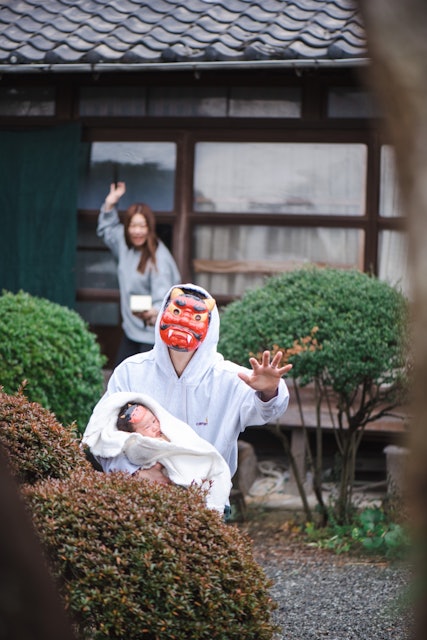 [画像1]日本の伝統文化、節分です！子供とお父さんが鬼役になり、お母さんが豆を投げました！親子鬼とちゃんとカメラ目線のベビーはとても素敵でした！