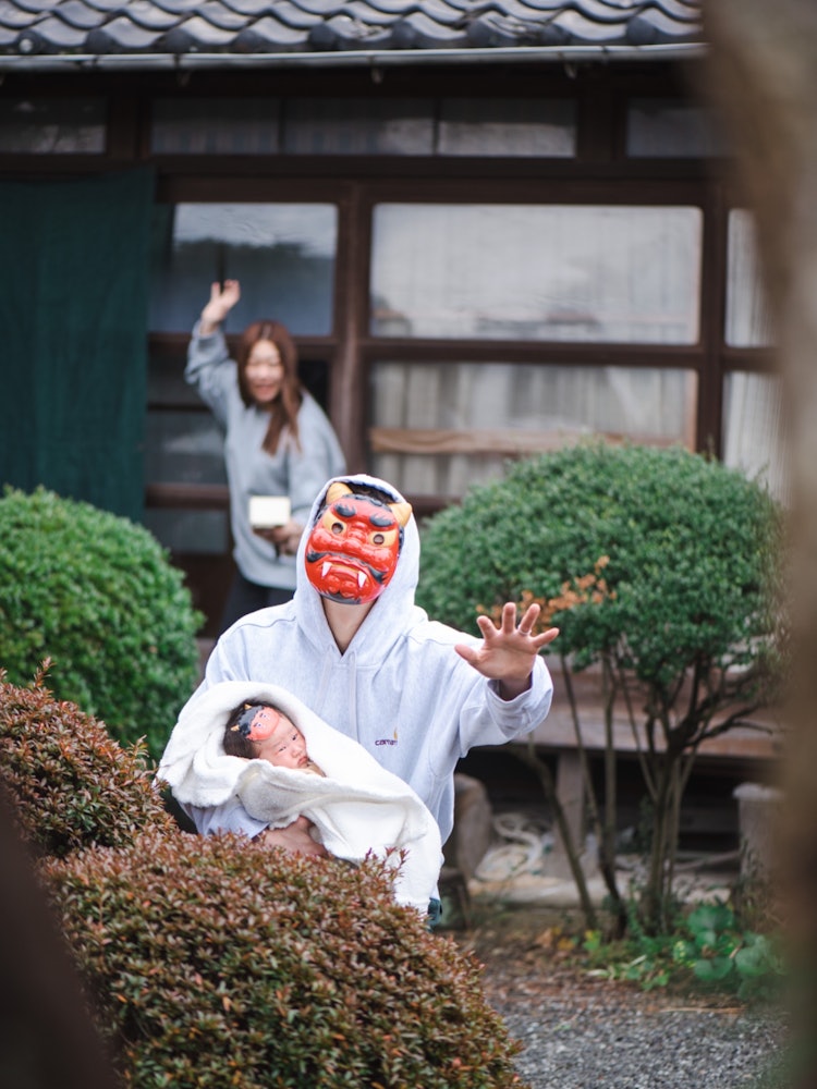[相片1]这是节分，日本的传统文化！孩子和爸爸扮演恶魔的角色，妈妈扔豆子！亲子妖和看着镜头的宝宝都很好！