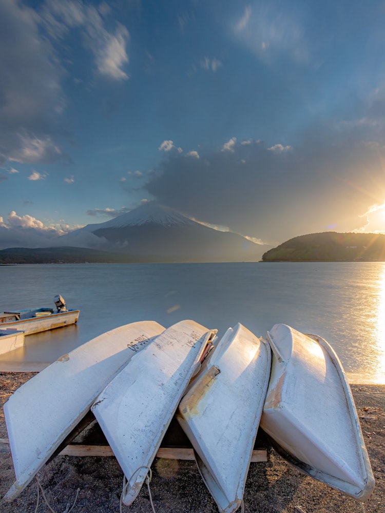 [画像1]サンセット山中湖にある景色です。 夕日と富士山、小舟に加え、とてもいい感じです。時間があったら、寄ってみてはいかがでしょうか。山梨県 山中湖にて 2022/5/2