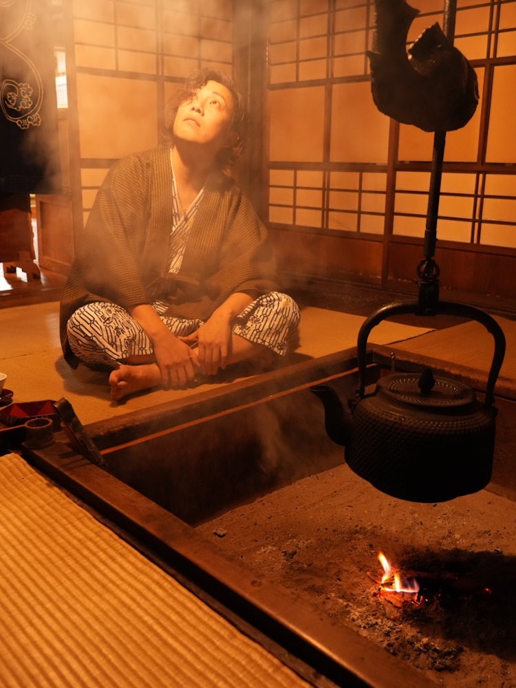 [画像1]群馬の法師温泉長寿館へ行ってきました。夜はとても冷えて寒かったのですが、囲炉裏でゆっくり温まり、優しく昇る煙に包まれながら身も心もほっこり… 癒され時間を過ごせました。