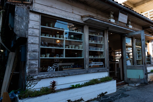 [画像1]やちむん（壺屋焼） / 壺屋やちむん通り沖縄の伝統工芸の一つ「やちむん」です。 焼物のことを沖縄の言葉でやちむんと言います。那覇市壺屋にある壺屋やちむん通りには、伝統的なデザインから若者にも好まれる新