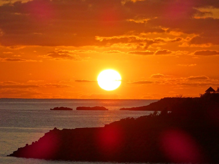 [相片1]这是宫古岛的日落。太阳落在美丽的宫古岛海上，是神秘的。