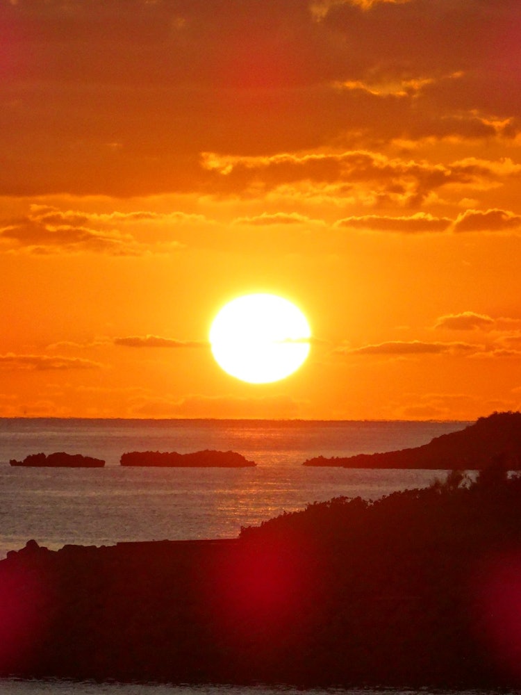 [画像1]宮古島の夕日です。宮古島の美しい海に沈んでいく太陽がなんとも神秘的でした。