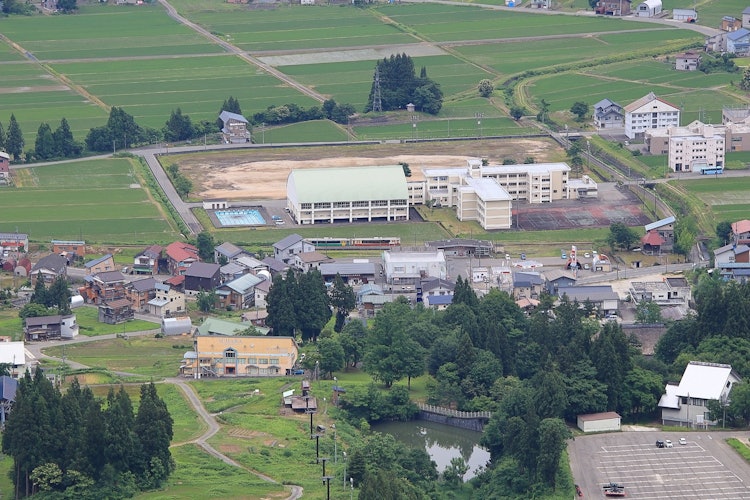 [画像1]新潟県魚沼市の越後須原駅周辺です。駅には 13:12 小出発、会津若松行が、今まさに出発するところです。