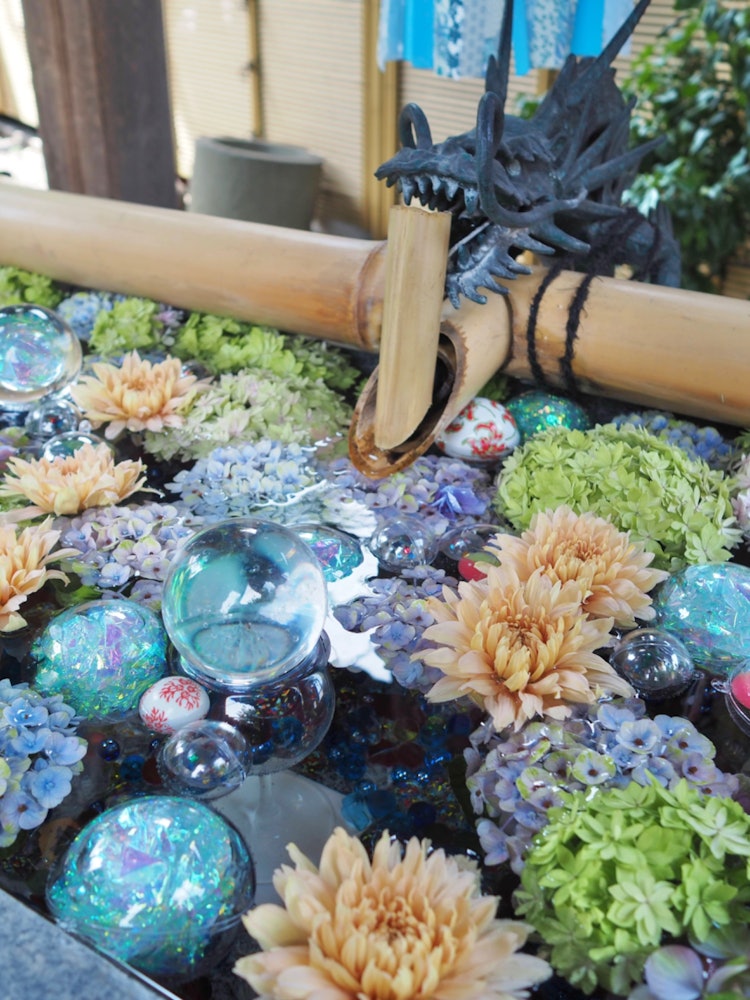 [画像1]東京都 品川区 蛇窪神社静かな境内で輝く花手水✨水晶とお花の組み合わせが綺麗で見惚れました🫧