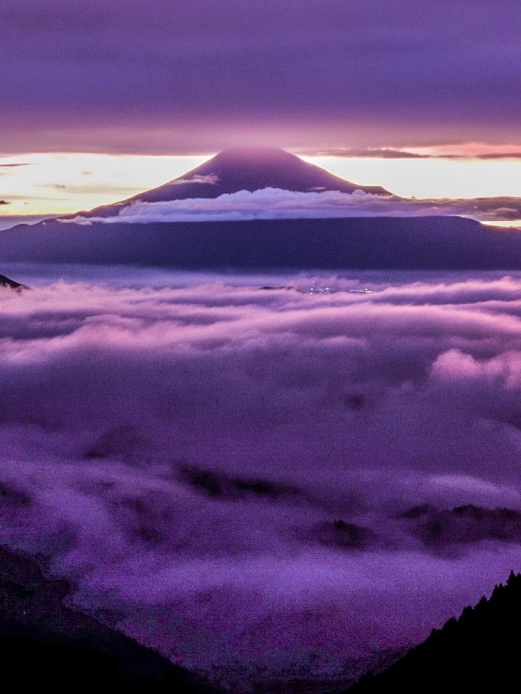 [画像1]小雨まじりの朝 傘をさしながらの撮影です 吉原v字谷は 富士山大雲海が広がりました