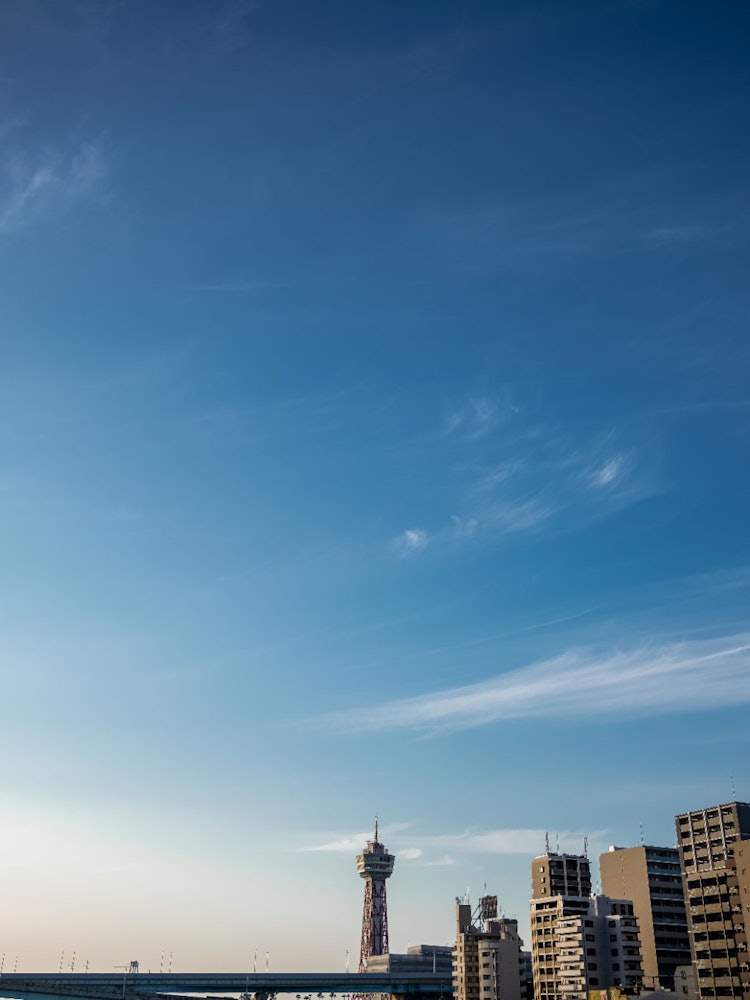 [相片1]拍攝於福岡博多港塔附近的賽艇場附近。過渡到傍晚時分的天空和天空的感覺是難以形容的美妙。它變成了一道風景。今天我想寫一下博多港塔周圍的地區。 博多港塔是福岡市的象徵之一，高123米。 從塔的觀景台，您可