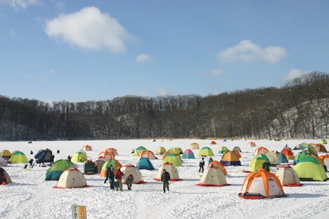 [画像1]網走市観光協会です。今年も網走冬の風物詩「わかさぎ釣り」が1月7日（土）より始まりました。網走湖の結氷状況にもよりますが、3月21日（火・祝）まで開催予定です。自分で釣ったわかさぎを天ぷらにして召し上
