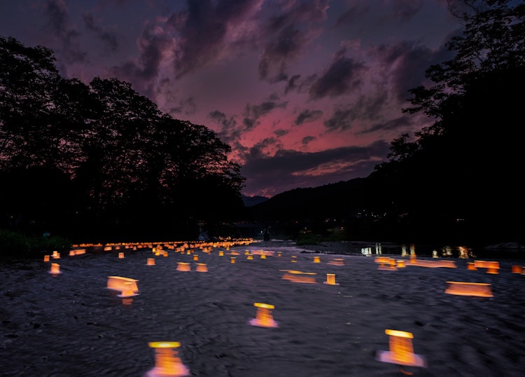 [이미지1]아키카와 강의 토로 나가시는 매년 올드 본으로 보내져 불로 씻겨 나갑니다. 아키가와 계곡의 여름 풍물물입니다.