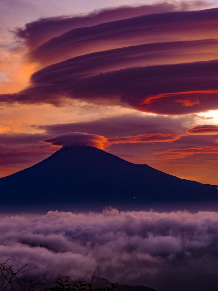 [相片1]雨季过后几天，我从未见过它。在富士山上可以看到巨大的悬云和云海。出现在周围静冈县 静冈市 清水区 石岳 由井滨 石岳