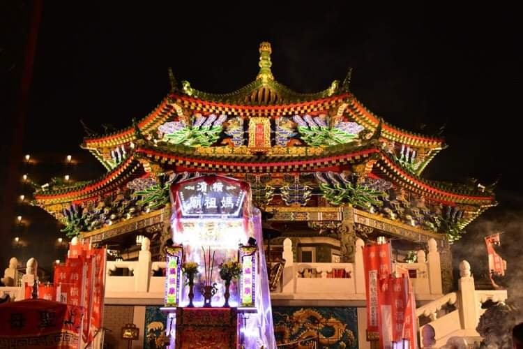 [Image1]The shrine and its nearby area at China town, Yokohama were well decorated with lights and lanterns 