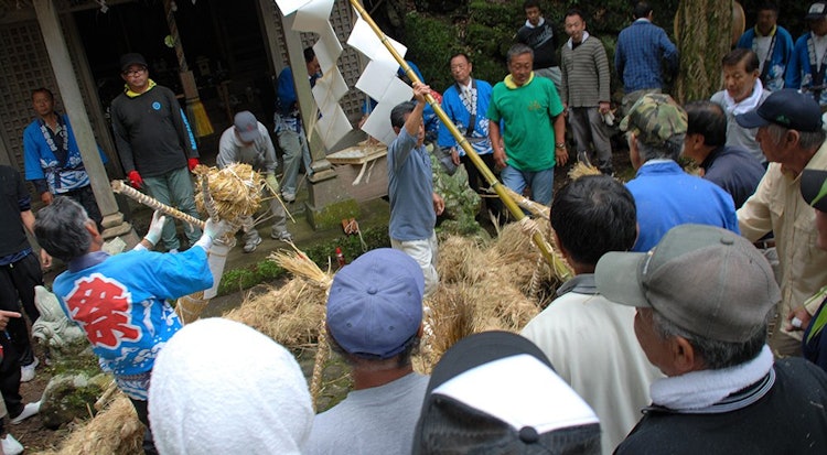 [相片1]天王祠堂 - 獻給須佐之男美琴的神社這是一座位於山手的神社，就在西科港附近。 每年的7月16日，都會舉辦名為「天王大人的連續閱讀」的活動。 稻稈編織成厚度20~30米，長度80米，伸展到公司頭上。■位