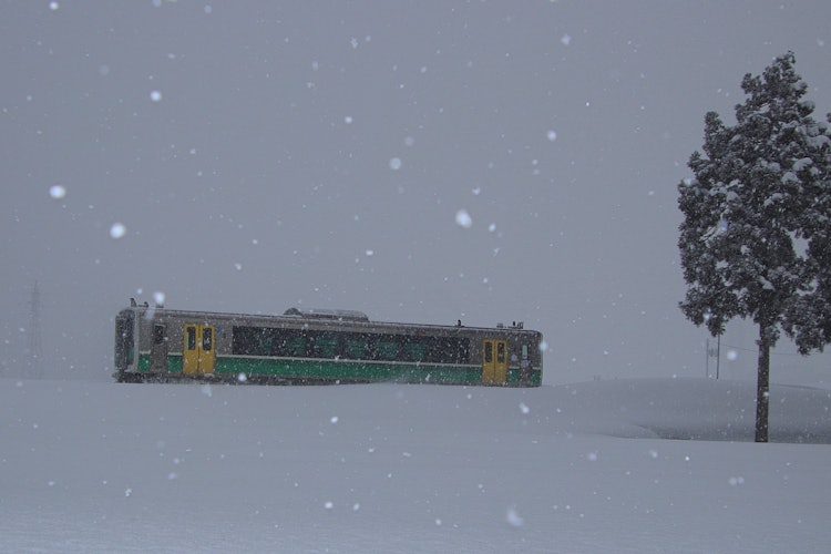 [画像1]雪は降り続く。。。単行列車は会津に向かってひた走る。2023.02.15.16:12 小出発、会津若松行。#只見線 #只見線沿線風景 #只見線が好きな人と繋がりたい #雪の中 #キハe120系 #一両