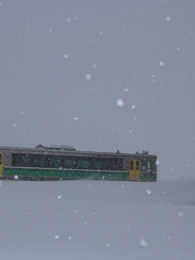 [相片1]雪繼續下...單線列車開往會津。2023.02.15.16：12 小班，開往會津若松。#只見線 #只見線沿線的風景 #我想與喜歡只見線的人聯繫 #在雪中 #木葉E120系列 #單節車廂 #攝影是我的動