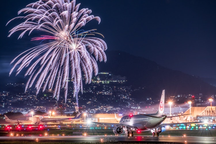 [画像1]兵庫県、伊丹空港。千里川では迫力ある飛行機の着陸が見れます。また毎年8月に開催される猪名川花火大会は空港の滑走路の奥に花火が見れます。