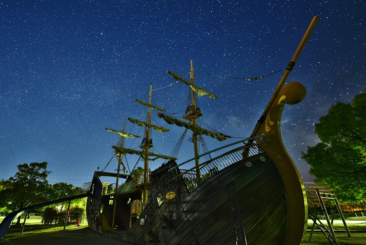 [相片1]白天，我在擠滿孩子的公園裡拍了一張遊樂場帆船“Yumenofune”的照片，晚上星星很美。 與白天不同，晚上沒有孩子玩耍的遊樂場設備顯得很孤獨。