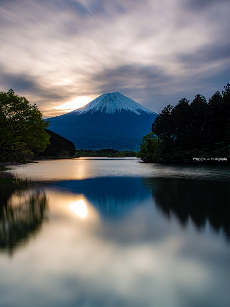 [相片1]電暈後日本的景點黎明時分顛倒的富士2021/5/3 5：30 am靜岡縣狸湖#電暈后