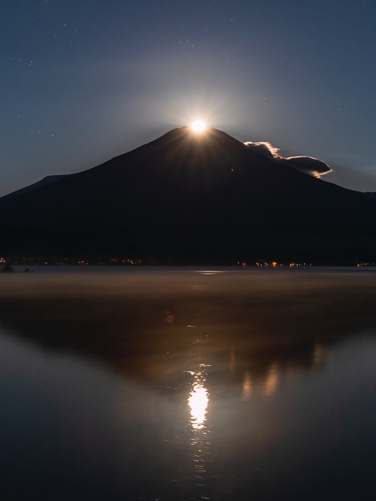 [Image1]Moonlit Night - Upside-Down Pearl Mt. FujiThe moon in mid-autumn was beautifulLake Yamanaka-Yamanash