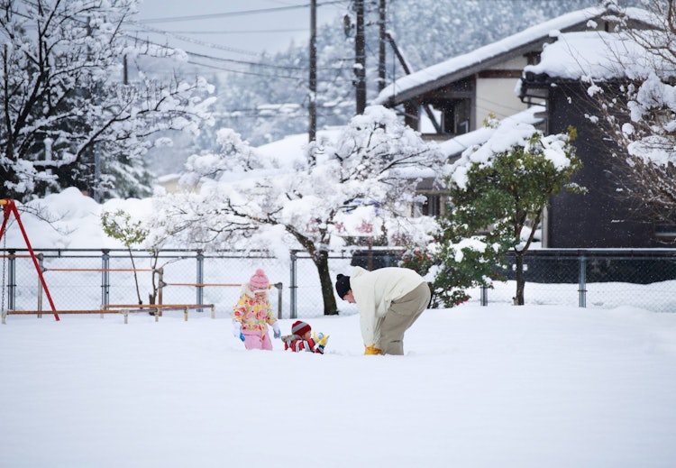 [画像1]冬の幸せこの写真は、この冬、富山県八尾町の小さな公園で撮影したものです。冬には寒さが伴うことは誰もが知っていますが、暖かさと幸福ももたらします。この写真を見ると、冷たさではなく、純粋な喜びと幸せしか見