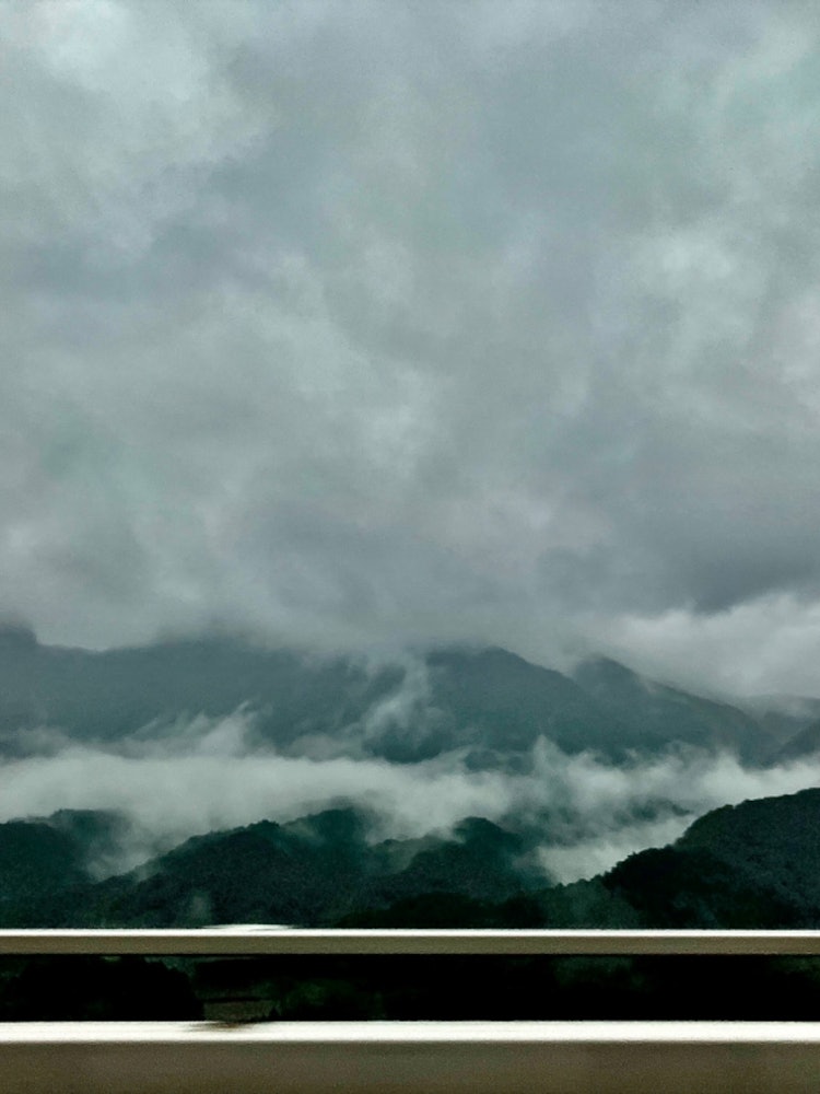 [Image1]The scenery ☁️ I saw yesterday on the highway because of the bad weather