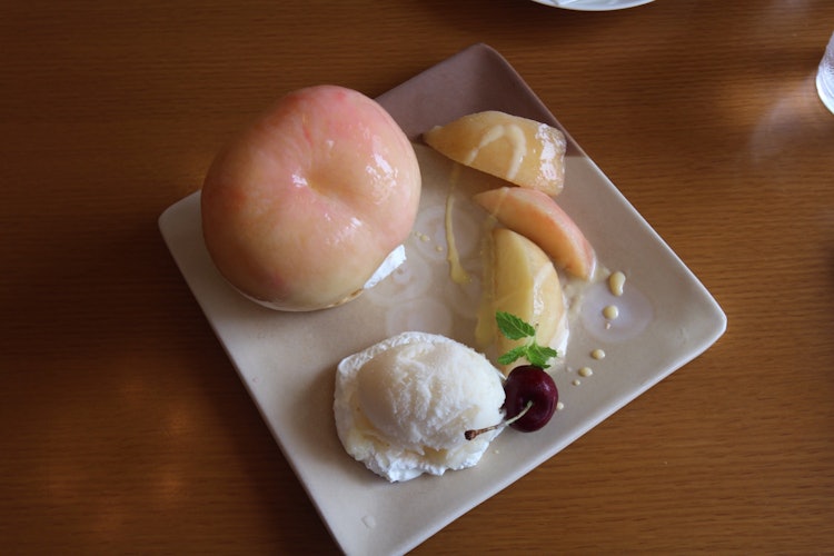 [이미지1]가나자와의 과일 가게!제철 과일을 통째로 만든 과자 가게 ✨사진은 복숭아를 통째로 넣은 허벅지 타르트를 보여줍니다. 💕