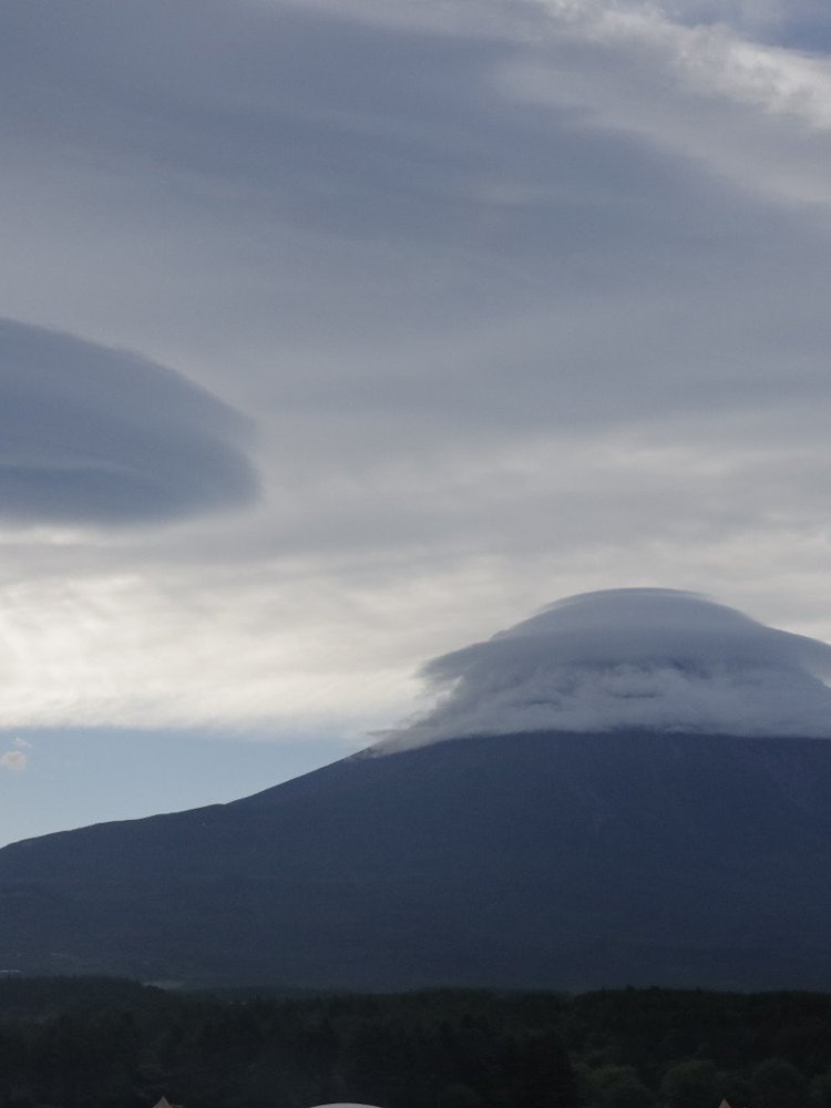 [画像1]厚い笠雲がかかった富士山🗻その横にはUFOのような雲が富士山に近づく☁
