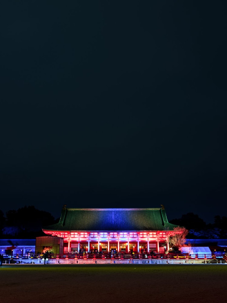 [Image1]Heian Jingu Shrine YormoudeThe asymmetrical lights were illuminated, and the color changed as time w