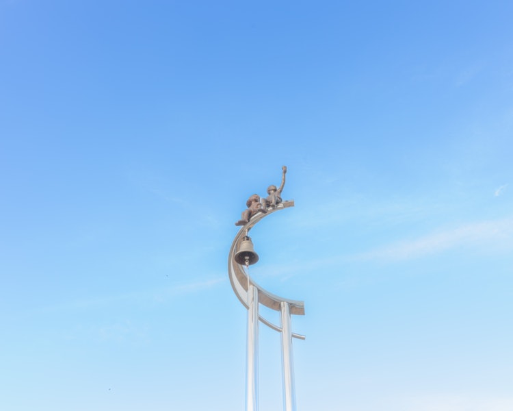 [相片1]传说的钟声这座纪念碑位于宫城县大鹿区女川町。这是在2011年3月11日东日本大地震引起的海啸中受损的地方。今年已经12年了，星座才刚刚转身在那个时刻，我20年来第一次来到这里，去看望我朋友的坟墓。那场