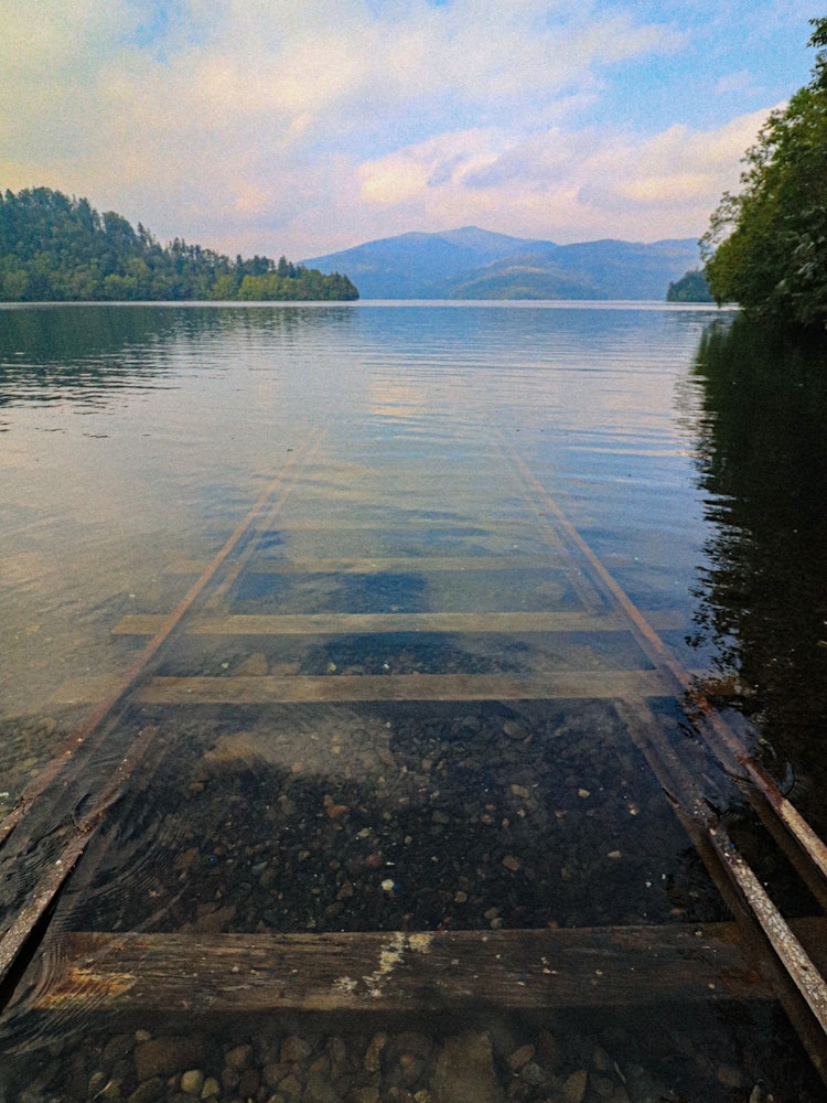 [画像1]北海道には千と千尋の神隠しにでてくるような、湖の底に線路がある場所があります。 ここは然別湖(しかりべつこ)といい、非常に幻想的な場所になっています。