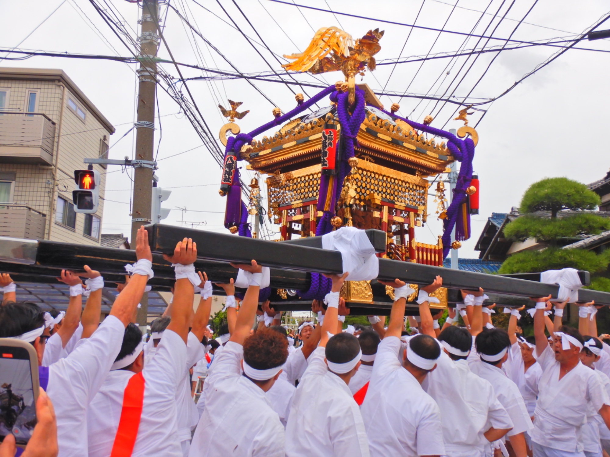 Asukaさんの投稿｜〜行徳神輿のもみの意味〜②この写真は「さし」といい、神輿を片手で頭上高くさし上げ、神輿を中心として時計回りに回転する動作のことです ☺️こちらは天の神様へ五穀豊穣を感謝をするということです♪｜【市川市】【千葉県】【神輿・山車】【祭り ...