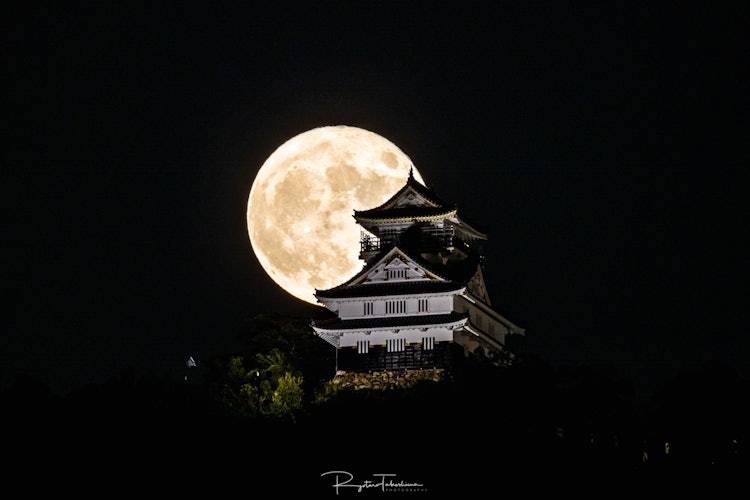 [画像1]岐阜県の岐阜城最近では月と城がかぶった写真が撮れることで有名です。 満月の日には沢山のカメラマンが集まります。望遠レンズを持ってGO！
