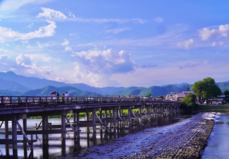 [画像1]渡月橋(京都)コロナ禍で人通りは少ないですが、自然を感じられるとてもいいスポットです。