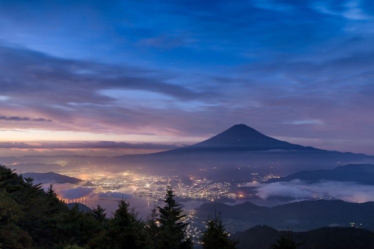 [相片1]這是黎明前藍色天空和富士山的夜景。新道峠，在那裡你可以美麗地崇拜富士山，富士山也是日本的象徵，是一個最受歡迎的景點！