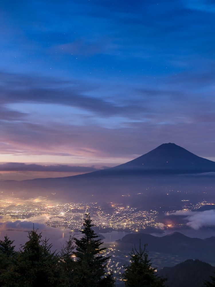 [Image1]It is a night view of the blue hour sky and Mt. Fuji before dawn.Shindo Pass, where you can beautifu