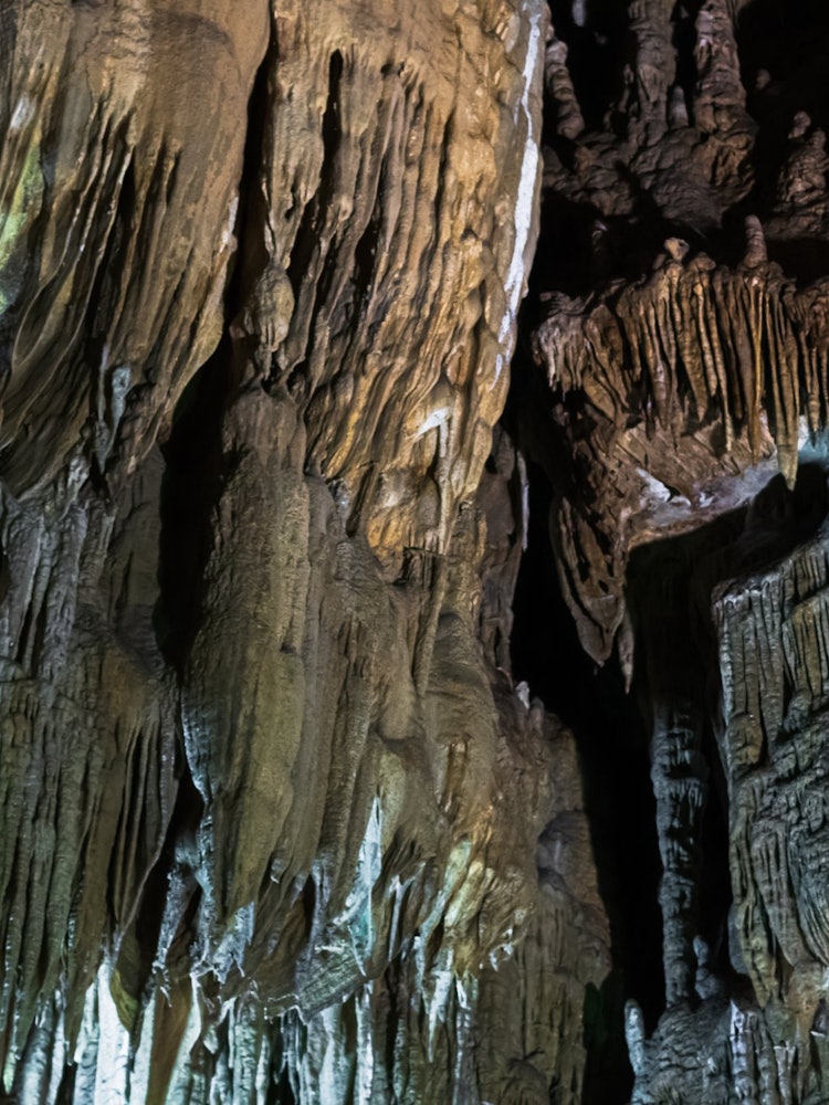 [画像1]これは福島県の「あぶくま洞」の鍾乳洞で撮りました。長い年月をかけて狭いところを掘り進んだ探検家の人たちによってみつけられ、長い年月をかけてこんな形になったとの事。中を歩いているときはダンジョンの中を歩