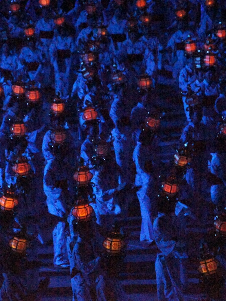 [相片1]這是熊本縣山賀市的元宵節。 他們圍成一圈，頭頂舉著燈籠。 這是夏夜的奇妙事件。