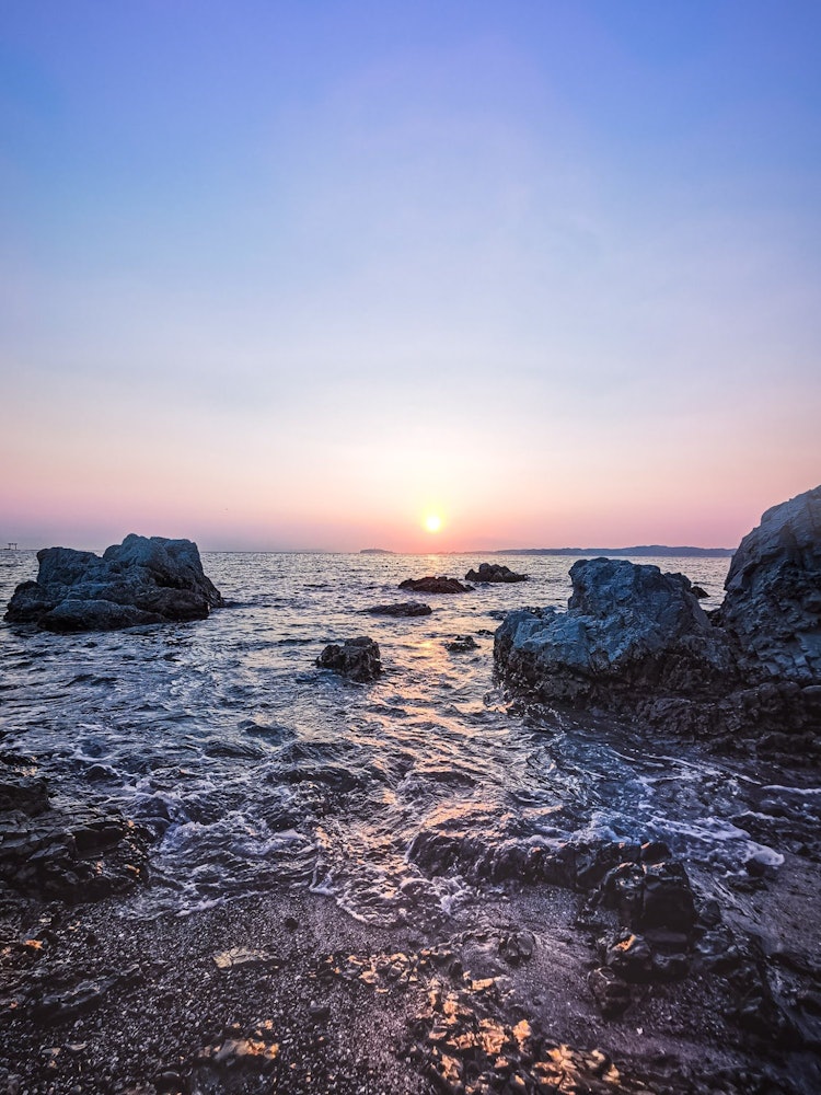 [이미지1]하야마의 모리토 다이묘진 너머의 바다.바다는 지기 직전의 일몰에 주황색으로 빛납니다.수평선에 떠 있는 석양, 후지산, 에노시마를 함께 볼 수 있는 추천 명소입니다.