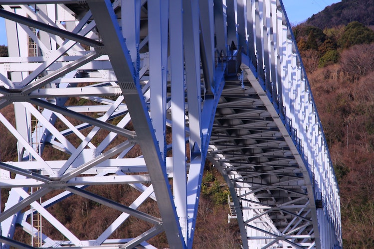 [相片1]广岛县吴市飞岛海道 您可以通过桥梁穿越濑户内海岛到爱媛县的冈村岛。 一路上，您可以欣赏濑户内海的风景。 这座桥就是丰滨桥。 所有其他桥梁都可以近距离看到。