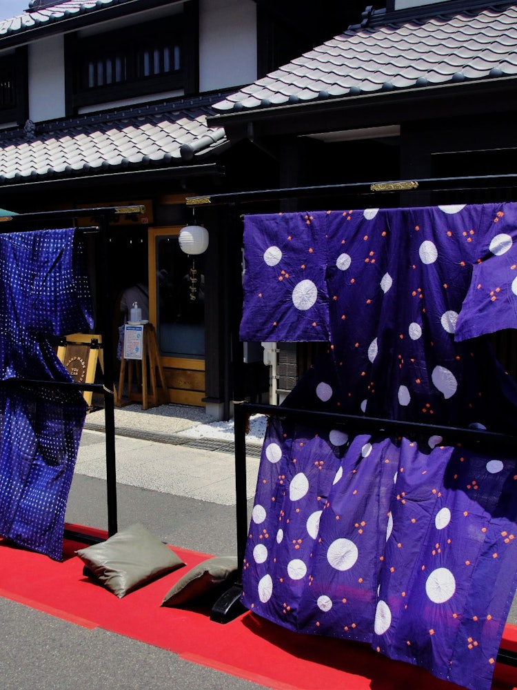 [相片1]今年夏天我參加了名古屋市有松節，令我印象深刻的是，有松shibori的浴衣和和服在舊街的景觀中隨處可見，並與舊街景觀相匹配。