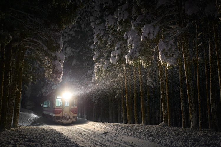 [相片1]秋田内陆铁路贯穿秋田县北北市。这是大雪地区独有的景象。这是一条基本的单节车厢火车的本地线路，但看到它在美妙的风景中运行非常可爱。