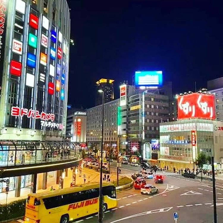 [이미지1]오사카 우메다 / 오사카우울하고 자신에 대한 자신감이 없어졌을 때 갑자기 우메다에 들러이 사진을 찍었습니다. 생생한 도시의 불빛에 어두운 마음이 비추어 고층 빌딩과 많은 사람들이오