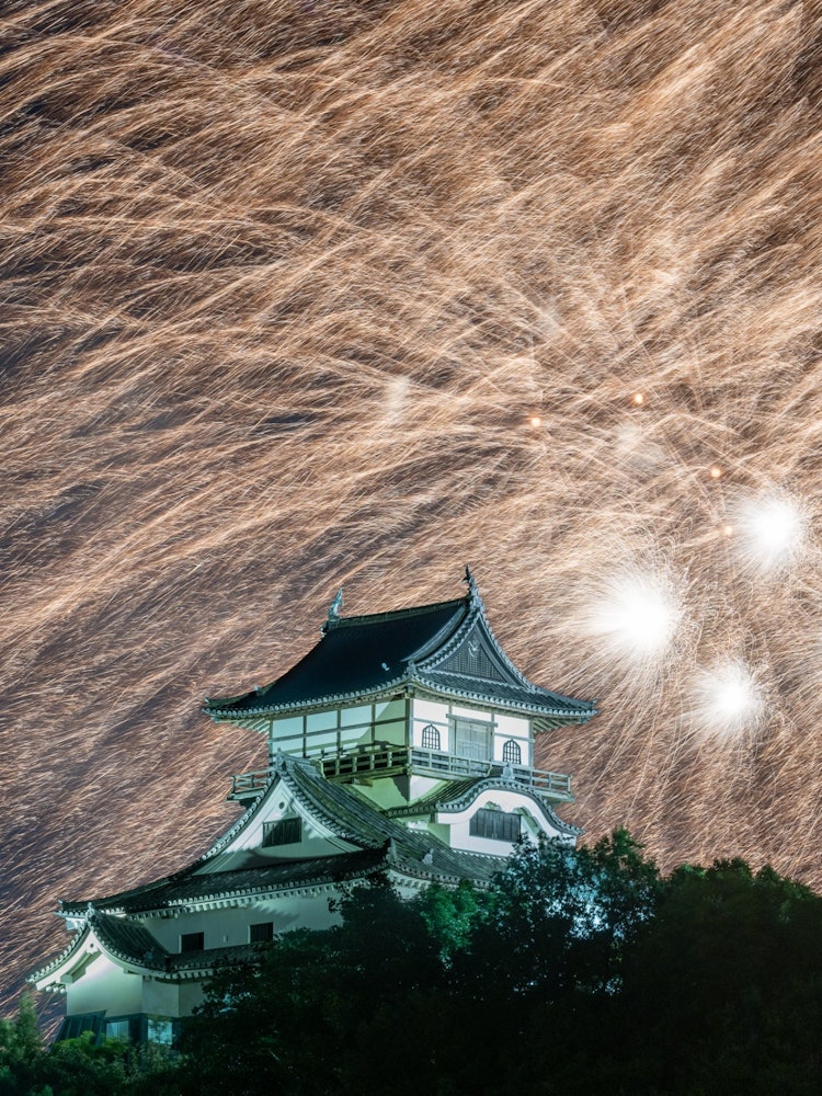 [이미지1]아이치현 이누야마시에서 열리는 재팬 라인 서머 페스티벌 롱런 불꽃놀이 중 하나.국보 이누야마 성을 배경으로 빛나는 불꽃 놀이는 각별했습니다.매년 촬영하러 가니까 내년에도나는 그것을
