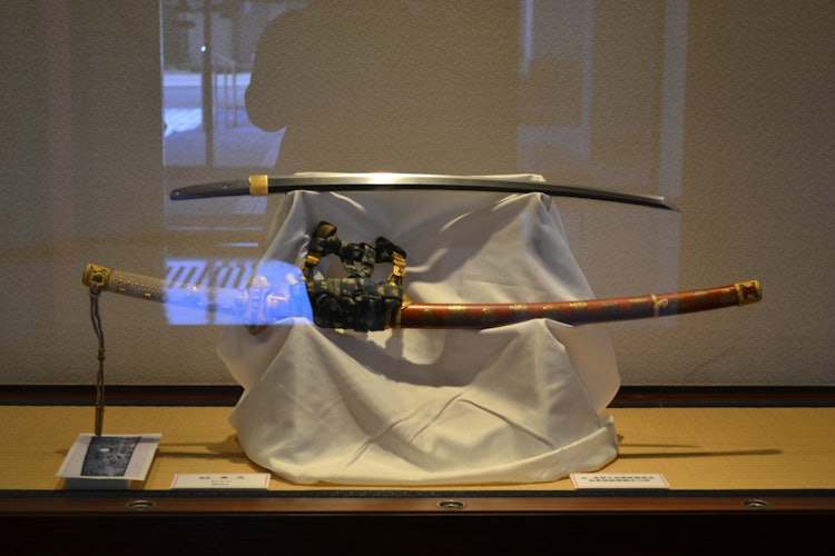 [이미지1]기후현 세키시에 있는 세키 대장장이 전통 소검 박물관에 전시되어 있는 미노덴의 유명한 검입니다. 이 사진은 6년 전에 찍었습니다.