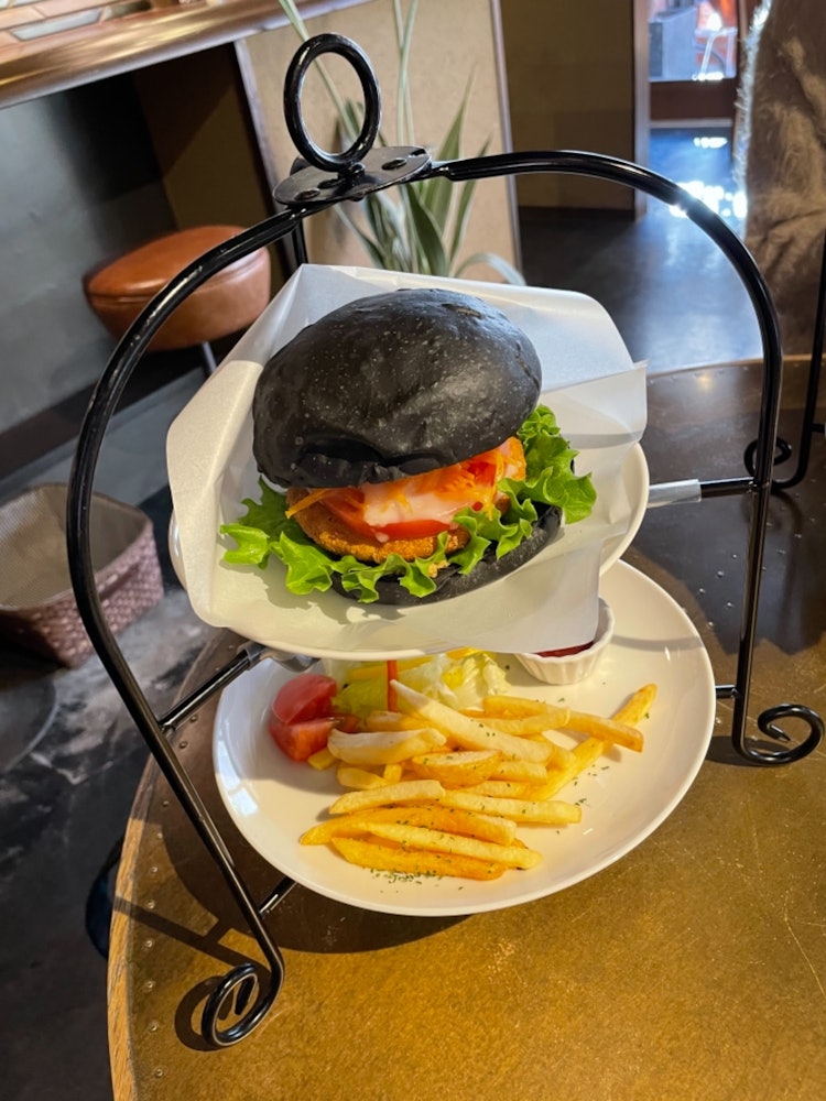 [이미지1]CROSS 버거&비어/커피두부 패티와 센파이즈케 등의 교토 야채로 만든 건강하고 세련된 햄버거.
