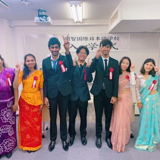 [相片2]最後，所有學生都進了國，於是我們舉行了入學典禮！ 斯里蘭卡民族服裝“Osari”和尼泊爾民族服裝“Sari”非常好。 在接下來的兩年裡，我將學習日語以實現我的夢想。 感謝您的支援 ✨